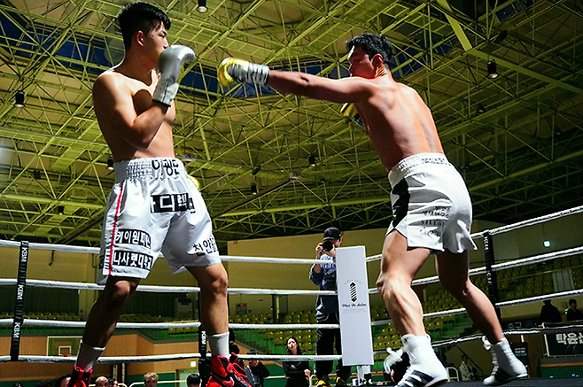 사단법인 한국복싱커미션 헤비급 챔피언 김태광이 2026년 3월 서울과학기술대학교 체육관 특설 링 타이틀 1차 방어전에서 도전자 이광민을 공격하고 있다. 사진=KBM