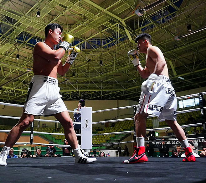 사단법인 한국복싱커미션 헤비급 챔피언 김태광이 2026년 3월 서울과학기술대학교 체육관 특설 링 타이틀 1차 방어전에서 도전자 이광민을 상대하고 있다. 사진=KBM
