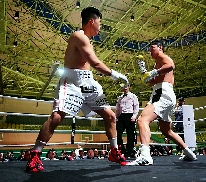 사단법인 한국복싱커미션 헤비급 챔피언 김태광이 2026년 3월 서울과학기술대학교 체육관 특설 링 타이틀 1차 방어전에서 도전자 이광민을 압박하고 있다. 사진=KBM
