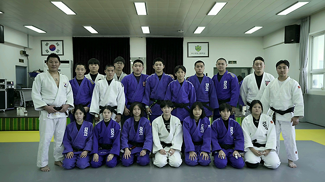 올림픽 금메달리스트 김재범(왼쪽) 대한체육회 경기력향상위원장이 부산광역시유도회 훈련장을 찾아 부산경호고등학교 선수들에게 기술을 전수했다. 오른쪽은 전국체육대회 금메달리스트 황태원 부산경호고등학교 감독. 사진=올파이츠유니버스 제공