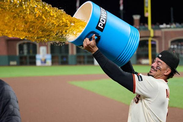 윌리 아다메스가 경기 후 수훈 선수 인터뷰를 진행중인 다니엘 수작에게 음료수를 퍼붓고 있다. 사진= Robert Edwards-Imagn Images= 연합뉴스 제공