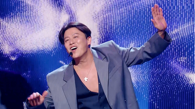 그룹 쿨(COOL)의 이재훈이 14년 만에 음악 방송 나들이에 나서며 여전한 ‘냉동인간’ 비주얼을 과시했다.사진=KBS 제공