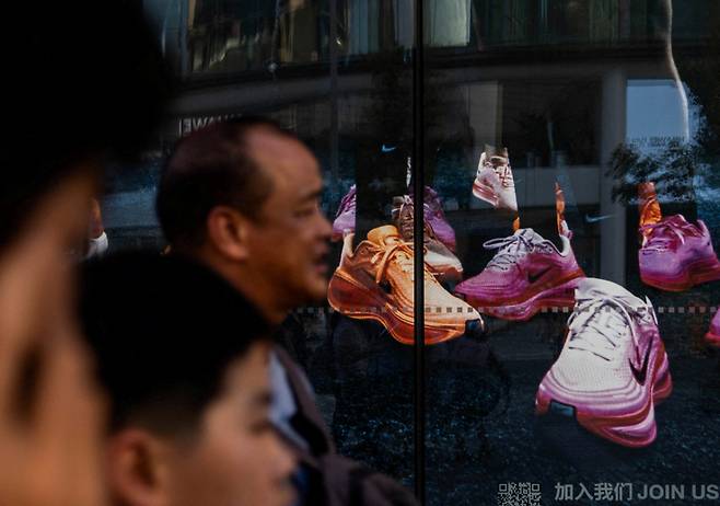 2025년 8월 중국 베이징의 왕푸징 거리에 위치한 나이키 매장 전시장을 지나가는 사람들의 모습/사진=나이키