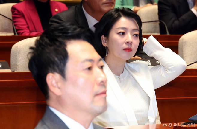 [서울=뉴시스] 조성봉 기자 = 장동혁 국민의힘 대표와 배현진 의원이 9일 오후 서울 여의도 국회에서 열린 의원총회에서 참석해 있다. 2025.03.09. suncho21@newsis.com /사진=조성봉