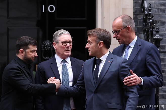 (런던 AFP=뉴스1) 이정환 기자 = (왼쪽부터) 볼로디미르 젤렌스키 우크라이나 대통령, 키어 스타머 영국 총리, 에마뉘엘 마크롱 프랑스 대통령, 프리드리히 메르츠 독일 총리가 8일(현지시간) 영국 런던에서 회담을 가진 뒤 영국 총리관저 다우닝가 10번지 문 앞에서 대화를 나누고 있다. 2025.12.08. ⓒ AFP=뉴스1 Copyright (C) 뉴스1. All rights reserved. 무단 전재 및 재배포, AI학습 이용 금지. /사진=(런던 AFP=뉴스1) 이정환 기자