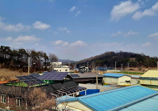 소동리마을회관 위에서 바라 본 마을 모습. 주택마다 지붕 태양광이 설치돼 있다/사진=권다희 기자