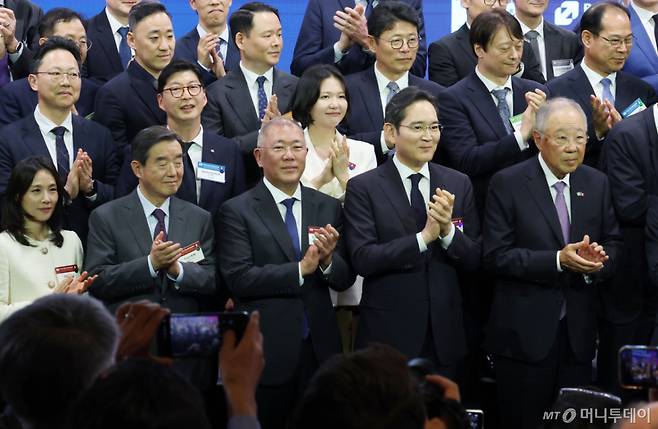 [서울=뉴시스] 청사사진기자단 = 정의선(왼쪽 세번째부터) 현대자동차그룹 회장과 이재용 삼성전자 회장이 3일 서울 여의도 FKI 컨퍼런스센터에서 열린 한-프랑스 경제계 미래대화 폐회식에서 기념촬영을 하고 있다. 2026.04.03. photo@newsis.com /사진=추상철