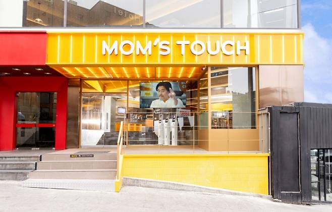 지난해 사상 최대 실적을 기록한 맘스터치는 영업이익의 상당 부분을 주주환원에 사용한 한편 연구개발(R&D) 관련 지출은 전년보다 감소했다. 사진은 맘스터치 이태원점. /사진=맘스터치