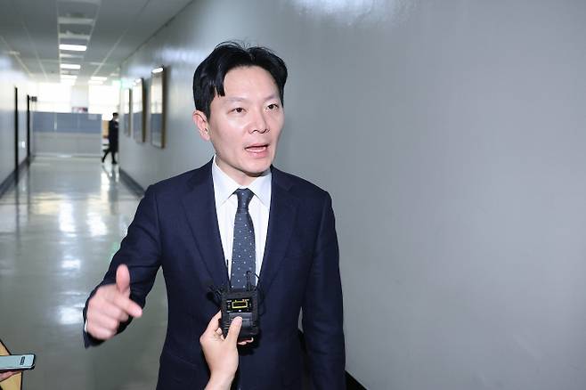 박상용 인천지검 부부장검사이 3일 '조작기소 국정조사' 특별위원회에서 증인 선서를 거부했다. 사진은 박 부부장검사가 3일 서울 여의도 국회에서 열린 윤석열정권정치검찰조작기소의혹사건진상규명국정조사특별위원회 전체회의에서 증인 선서 거부로 퇴장당한 후 소명 기회를 줄 것을 취재진에 요청한 모습. /사진=뉴스1