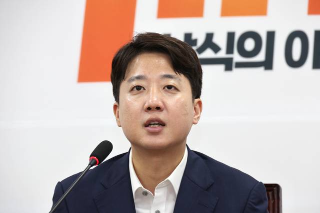 이준석 개혁신당 대표가 22일 오전 서울 여의도 국회에서 열린 최고위원회의에서 발언을 하고 있다. 뉴시스