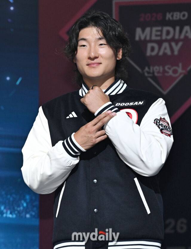 두산 곽빈이 26일 오후 서울 잠실 롯데호텔에서 진행된 '2026 신한SOL KBO리그 미디어데이'에서 포즈를 취하고 있다. '2026 신한SOL KBO리그 미디어데이'는 10개구단 감독 및 주장과 대표선수들이 참석해 2026 시즌에 대한 포부를 밝힌다. 이번 시즌에는 아시아쿼터 도입, 피치클락 단축, 비디오판독 범위 확대 등 다양한 변화가 시도된다. '2026 KBO리그'는 오는 28일 개막한다./잠실=송일섭 기자 andlyu@mydaily.co.kr