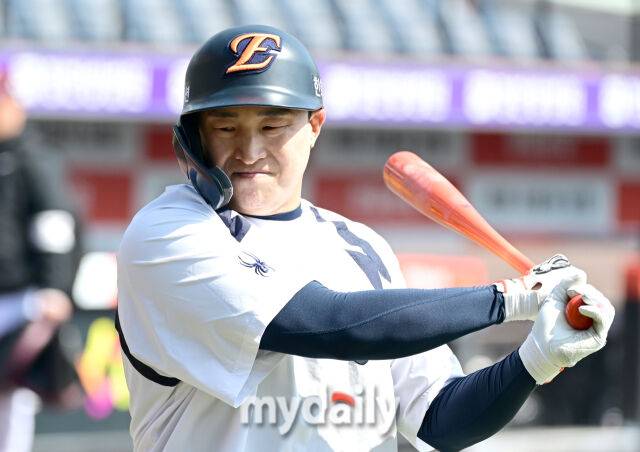 2026년 3월 28일 오후 대전 한화생명볼파크에서 ‘2026 신한 SOL KBO리그' 개막전 키움 히어로즈와 한화 이글스의 경기가 열렸다. 경기 전 한화 손아섭이 훈련하고 있다./마이데일리