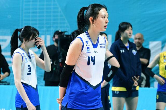 양효진 뒤편으로 김다인이 눈물을 흘리고 있다. / 한국배구연맹(KOVO)