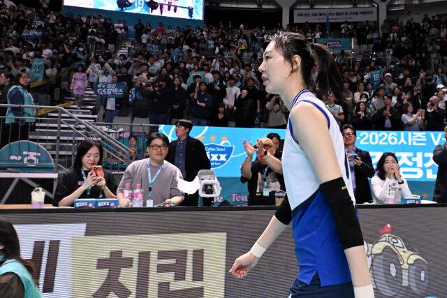현대건설 양효진이 팬들에게 인사를 한 뒤 담담한 표정으로 코트를 나서고 있다. / 한국배구연맹(KOVO)
