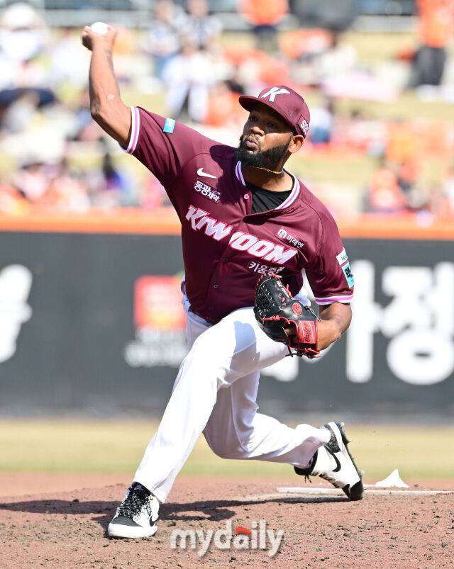 2026년 3월 28일 오후 대전 한화생명볼파크에서 열린 ‘2026 신한 SOL KBO리그' 개막전 키움 히어로즈와 한화 이글스의 경기키움 선발투수 알칸타라가 역투하고 있다./마이데일리
