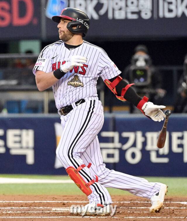 2026년 4월 1일 오후 서울 잠실구장에서 '2026 신한 SOL KBO리그' KIA 타이거즈와 LG 트윈스의 경기가 열렸다.LG 오스틴이 1회말 1사 1루서 안타를 치고 있다./마이데일리