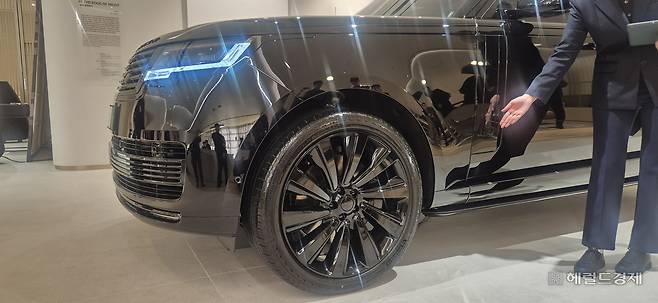 2일 서울 강남구 천일오토모빌 전시장의 레인지로버 ‘SV 블랙’ 휠 모습. SV 블랙 전용으로 제작된 24인치 나르비크 블랙 글로스 휠은 센터 캡과 볼트까지 블랙으로 통일하여 디자인의 완성도를 높였다. 정경수 기자