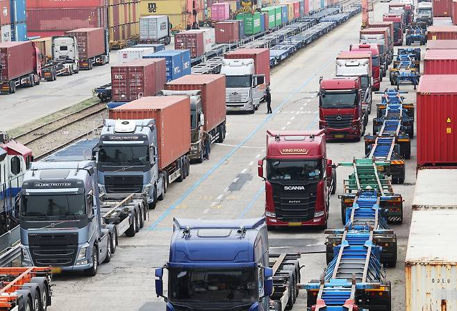 중동 전쟁으로 인한 고유가 상황이 이어지고 있는 가운데 지난달 30일 경기도 의왕시 내륙컨테이너기지(ICD)에 화물차들이 대기하고 있다. [연합]