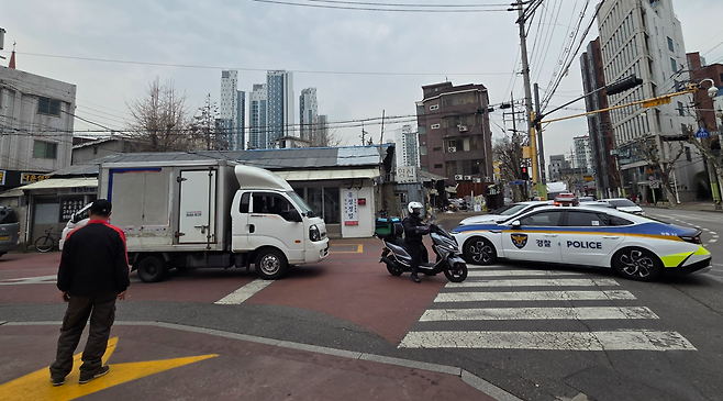 지난 1일 오후 12시께 서울 성동구 성수주유소 앞으로 주유를 기다리는 차들이 몰려 일대 교통혼잡이 발생해 경찰차가 출동한 모습. 이영기 기자.