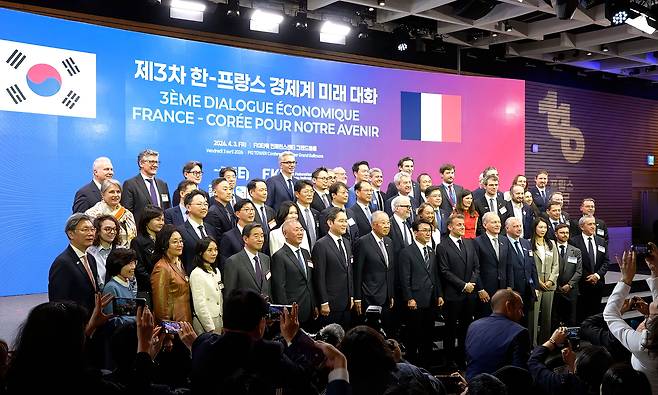 에마뉘엘 마크롱 프랑스 대통령과 김민석 국무총리, 류진 한경협 회장을 비롯한 양국 기업인·정부인사가 3일 FKI타워 컨퍼런스센터에서 열린 ‘제3차 한-프랑스 경제계 미래대화’에서 기념촬영을 하고 있다. [한경협 제공]