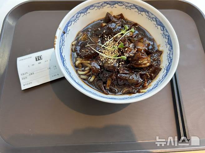 [서울=뉴시스] 이지우 인턴기자=거지맵을 활용해서 식당을 찾은 기자는 4500원에 판매하는 짜장면으로 점심을 해결했다. 2026.04.02. *재판매 및 DB 금지