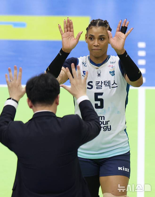 [수원=뉴시스] 조성우 기자 = 26일 경기 수원시 수원실내체육관에서 열린 2025~2026 V리그 여자부 플레이오프(PO) 1차전 현대건설과 GS칼텍스의 경기, GS칼텍스 지젤 실바가 세트스코어 3-1로 승리를 거둔 뒤 기뻐하고 있다. 2026.03.26. xconfind@newsis.com
