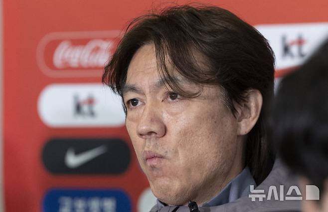 [인천공항=뉴시스] 김근수 기자 = 홍명보 대한민국 축구 국가대표팀 감독이 2일 인천국제공항 제2여객터미널에서 3월 유럽원정 평가전을 마치고 귀국 인터뷰를 하고 있다. 2026.04.02. ks@newsis.com