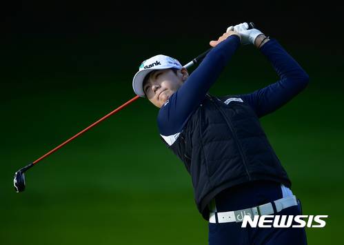 【서울=뉴시스】15일(현지시간) 프랑스 에비앙 리조트 골프클럽에서 열린 시즌 마지막 메이저대회 에비앙 챔피언십 1라운드 경기에서 8언더파로 단독선두에 오른 박성현이 우드로 세컨샷을 하고 있다. 2017.09.16. (사진=LPGA 제공) photo@newsis.com
