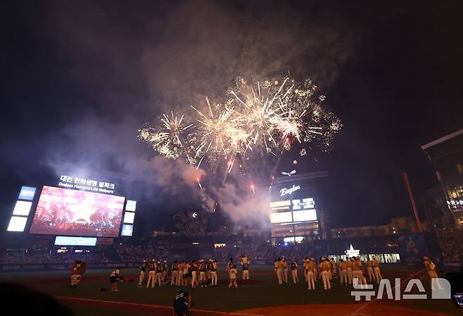 [대전=뉴시스] 최진석 기자 = 12일 대전 중구 대전한화생명볼파크에서 열린 2025 KBO리그 올스타전 드림 올스타와 나눔 올스타의 경기 종료 후 불꽃이 경기장 상공을 수놓고 있다. 2025.07.12. myjs@newsis.com