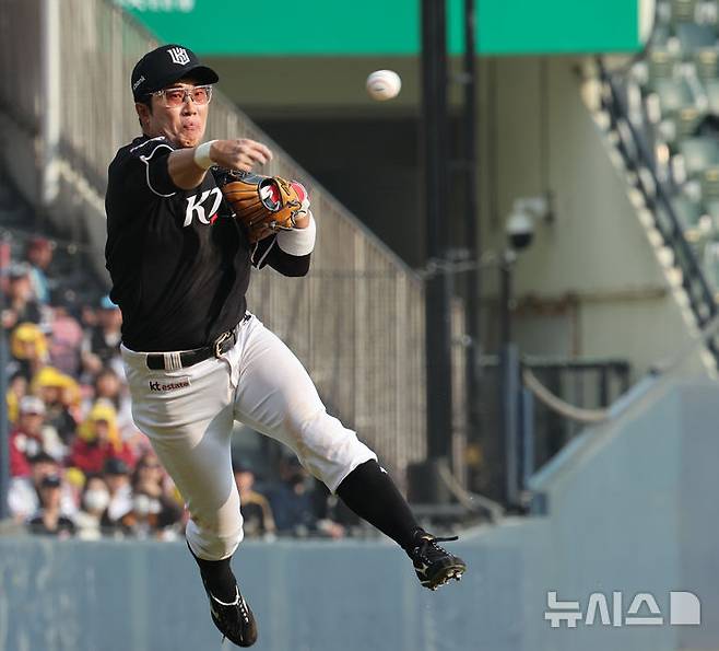 [서울=뉴시스] 박주성 기자 =  29일 오후 서울 송파구 잠실야구장에서 열린 2026 신한 SOL KBO리그 KT 위즈와 LG 트윈스의 경기, 7회말 투아웃 주자 2루에서 LG 구본혁이 친 내야 땅볼을 KT 3루수 허경민이 아웃 시키고 있다. 2026.03.29. park7691@newsis.com