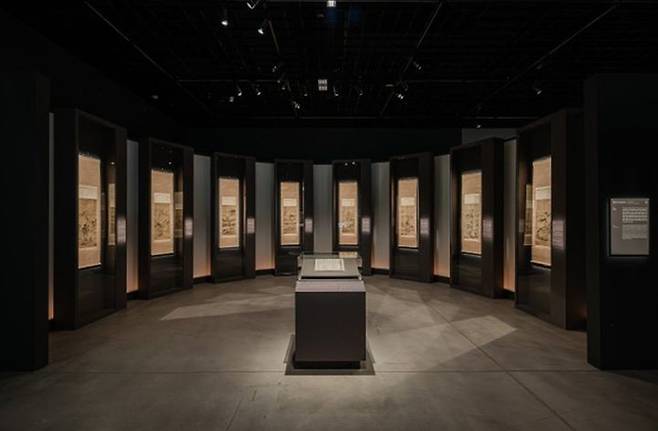 ‘1849년, 추사의 그림 수업‘에서 전시 중인 『예림갑을록』과 《팔인수묵산수도》ⓒ대구간송미술관 *재판매 및 DB 금지