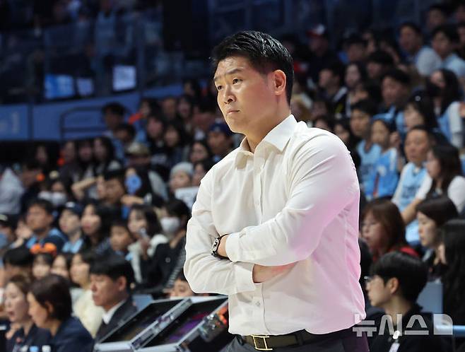 [고양=뉴시스] 배훈식 기자 = 14일 오후 경기 고양시 고양 소노 아레나에서 열린 2025~2026시즌 LG전자 프로농구 고양 소노와 창원 LG의 경기, 1쿼터 LG 조상현 감독이 코트를 주시하고 있다. 2025.12.14. dahora83@newsis.com