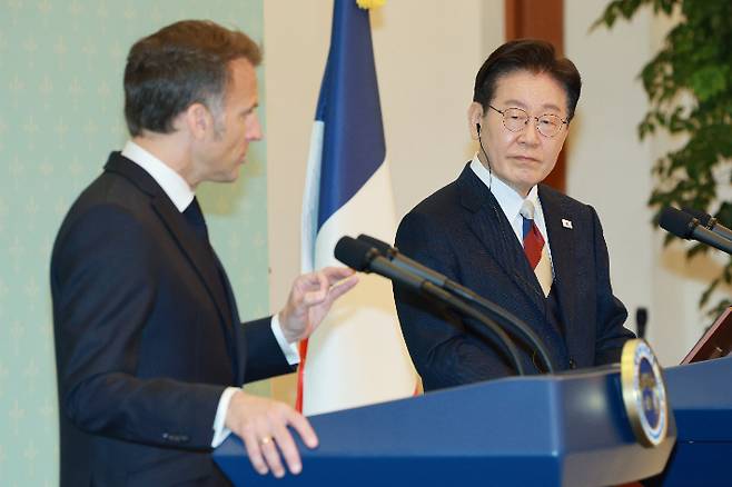 이재명 대통령이 3일 청와대에서 에마뉘엘 마크롱 프랑스 대통령의 공동언론발표를 듣고 있다. 연합뉴스