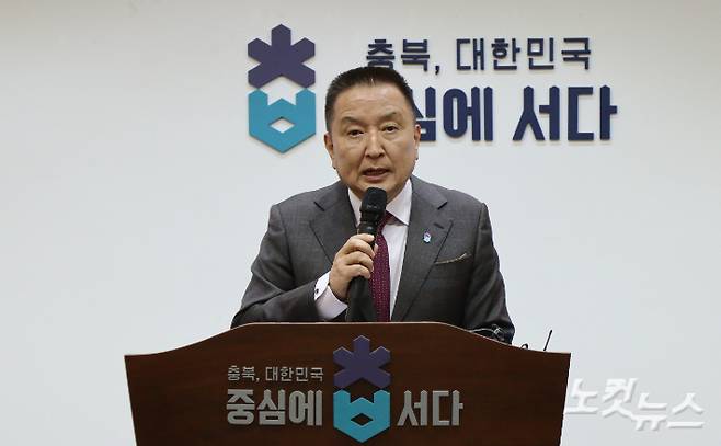 국민의힘 김영환 충북지사가 3일 도청 브리핑룸에서 기자회견을 열어 당내 컷오프 철회 결정에 대한 입장을 밝히고 있다. 임성민 기자