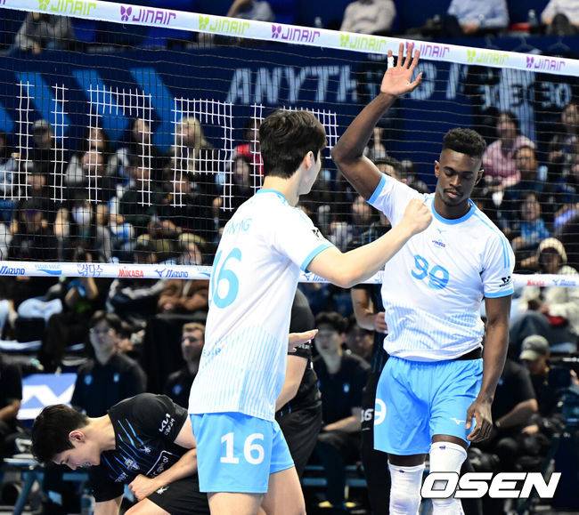 [OSEN=인천, 지형준 기자] 2일 인천 계양체육관에서 진에어 2025~2026 V리그 남자부 챔피언결정 1차전이 열렸다.양팀은 2시즌 연속 챔피언결정전에서 만났다. 대한항공은 정규리그 1위, 현대캐피탈은 2위로 우리카드를 플레이오프에서 꺾고 올라왔다. 1세트 대한항공 마쏘가 블로킹 득점을 올리고 있다. 2026.04.02&nbsp;/ jpnews@osen.co.kr