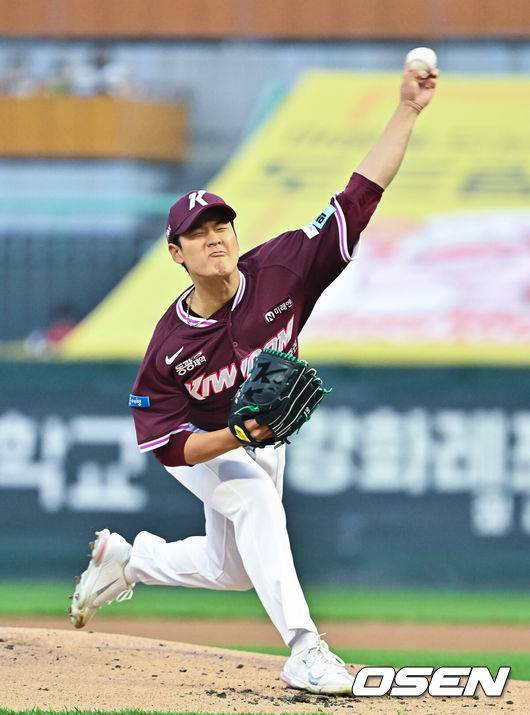 [OSEN=인천, 박준형 기자] 2일 오후 인천 SSG랜더스필드에서 2026 신한 SOL KBO리그&nbsp;SSG 랜더스와 키움 히어로즈의 경기가 진행됐다.이날 SSG는 최민준을, 키움은 정현우를 선발투수로 내세웠다. 1회말 키움 선발투수 정현우가 역투하고 있다.    2026.04.02 / soul1014@osen.co.kr