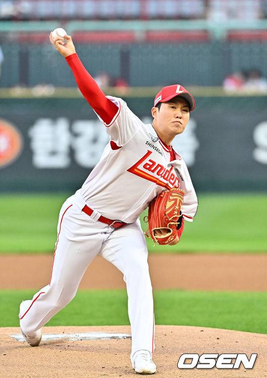 [OSEN=인천, 박준형 기자] 2일 오후 인천 SSG랜더스필드에서 2026 신한 SOL KBO리그&nbsp;SSG 랜더스와 키움 히어로즈의 경기가 진행됐다.이날 SSG는 최민준을, 키움은 정현우를 선발투수로 내세웠다. 1회초 SSG 선발투수 최민준이 역투하고 있다.  2026.04.02 / soul1014@osen.co.kr