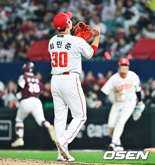 [OSEN=인천, 박준형 기자] 2일 오후 인천 SSG랜더스필드에서 2026 신한 SOL KBO리그&nbsp;SSG 랜더스와 키움 히어로즈의 경기가 진행됐다.이날 SSG는 최민준을, 키움은 정현우를 선발투수로 내세웠다. 5회초 1사 1,2루 키움 최재영을 병살아웃 잡은 SSG 최민준 투수가 박수를 치며 기뻐하고 있다 .  2026.04.02 / soul1014@osen.co.kr