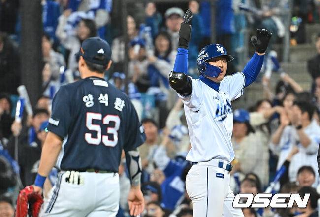 [OSEN=대구, 이석우 기자] 2일 대구삼성라이온즈파크에서 2026 신한 SOL KBO 리그 삼성 라이온즈와 두산 베어스의 경기가 열렸다. 홈팀 삼성은 이승현이, 방문팀 두산은 최민석이 선발 출전했다. 삼성 라이온즈 구자욱이 8회말 무사 2루 우익수 앞 1타점 안타를 치고 세리머니를 하고 있다. 2026.04.02 / foto0307@osen.co.kr