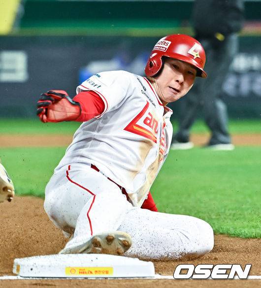 [OSEN=인천, 박준형 기자] 2일 오후 인천 SSG랜더스필드에서 2026 신한 SOL KBO리그&nbsp;SSG 랜더스와 키움 히어로즈의 경기가 진행됐다.이날 SSG는 최민준을, 키움은 정현우를 선발투수로 내세웠다. 3회말 1사 1,2루 SSG 김재환의 외야플라이때 2루 주자 박성한이 태그업 시도해 3루에 슬라이딩하고 있다.   2026.04.02 / soul1014@osen.co.kr