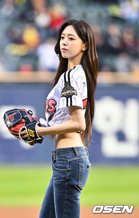 [OSEN=잠실, 박준형 기자] 프로야구 LG 트윈스가 KIA 타이거즈를 꺾고 개막 3연패에서 탈출했다.&nbsp;LG는 1일 서울 잠실구장에서 열린 2027 KBO리그 KIA와 시즌 2차전 맞대결에서 7-2로 승리했다. 이로써 LG는 개막 3연패를 끊고 첫 승을 신고했다.경기 앞서 있지 유나가 시구를 하고 있다.      2026.04.01 / soul1014@osen.co.kr