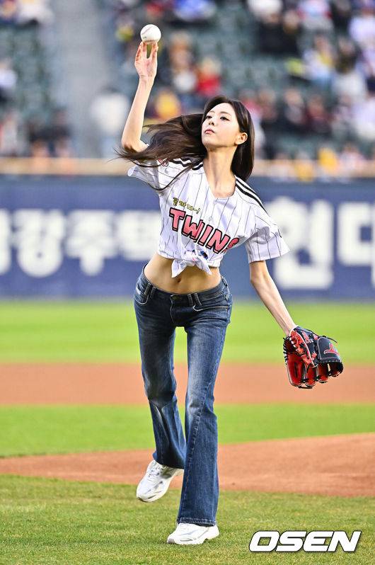 [OSEN=잠실, 박준형 기자] 프로야구 LG 트윈스가 KIA 타이거즈를 꺾고 개막 3연패에서 탈출했다.&nbsp;LG는 1일 서울 잠실구장에서 열린 2027 KBO리그 KIA와 시즌 2차전 맞대결에서 7-2로 승리했다. 이로써 LG는 개막 3연패를 끊고 첫 승을 신고했다.경기 앞서 있지 유나가 시구를 하고 있다.      2026.04.01 / soul1014@osen.co.kr