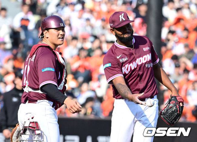 [OSEN=대전, 최규한 기자] 28일 대전 한화생명볼파크에서 ‘2026 신한 SOL KBO리그’ 개막전 한화 이글스와 키움 히어로즈의 맞대결이 열렸다.홈팀 한화는 윌켈 에르난데스, 방문팀 키움은 라울 알칸타라를 선발로 내세웠다. 6회말 1사 1루 상황 키움 선발 알칸타라가 마운드를 내려가며 공을 넘기고 있다. 2025.03.28 / dreamer@osen.co.kr