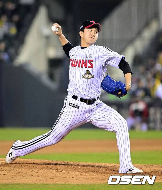 [OSEN=잠실, 조은정 기자] 2일 서울 잠실야구장에서 2026 신한 SOL KBO리그 LG 트윈스와 KIA 타이거즈의 경기가 열렸다. 이날 LG는 웰스, KIA는 김태형을 선발로 내세웠다. 9회초 LG가 2-1로 앞서는 상황에서 유영찬이 역투를 하고 있다. 2026.04.02 /cej@osen.co.kr