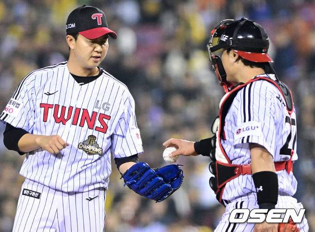 [OSEN=잠실, 조은정 기자] 프로야구 LG 트윈스가&nbsp;KIA 타이거즈에 위닝에 성공했다.&nbsp;LG 2일 잠실구장에서 열린 2026 KBO리그 KIA와 경기에서 2-1로 승리했다. 1승 1패를 주고받고 3연전 마지막 경기에서 승리했다. 이로써 LG는 개막 3연패 이후 2연승을 기록했다. KIA는 1승 4패가 됐다.&nbsp;9회초 1사 1루에서 포수 박동원이 마운드에 올라 유영찬과 대화를 하고 있다. 2026.04.02 /cej@osen.co.kr