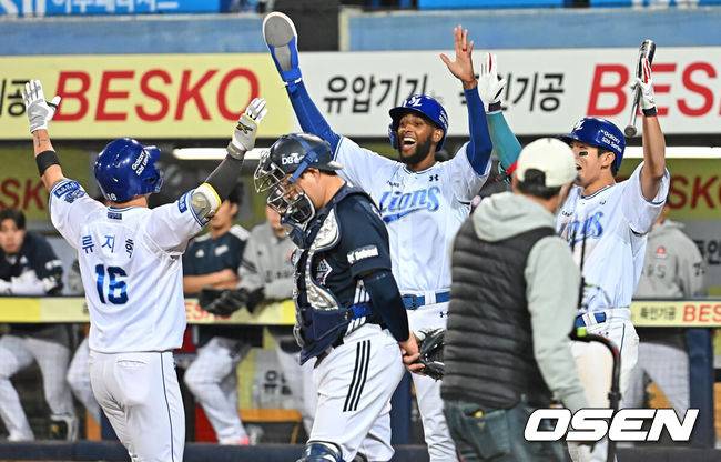 [OSEN=대구, 이석우 기자] 2일 대구삼성라이온즈파크에서 2026 신한 SOL KBO 리그 삼성 라이온즈와 두산 베어스의 경기가 열렸다. 홈팀 삼성은 이승현이, 방문팀 두산은 최민석이 선발 출전했다. 삼성 라이온즈 류지혁이 8회말 1사 1루 우월 2점 홈런을 치고 디아즈, 김영웅의 축하를 받고 있다. 2026.04.02 / foto0307@osen.co.kr