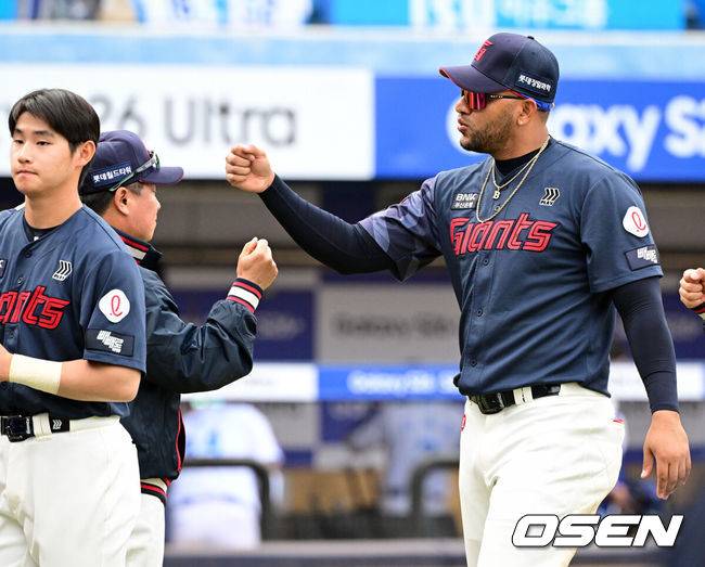 [OSEN=대구, 조은정 기자] 프로야구 롯데 자이언츠가 이틀 연속 홈런 파티를 벌이며 개막 2연전을 싹쓸이했다. 롯데는 29일 대구삼성라이온즈파크에서 열린 삼성 라이온즈와의 원정 경기에서 6-2로 승리했다.지난 28일 삼성과의 정규 시즌 개막전에서 윤동희, 빅터 레이예스, 전준우가 홈런을 터뜨리며 6-3 승리를 거둔 데 이어 이날 경기에서도 손호영, 노진혁, 레이예스가 홈런 4개를 폭발하며 기분 좋은 승리를 가져왔다. 반면 삼성은 1점을 얻는 데 그쳤다. 선발 최원태는&nbsp;시즌 첫 등판을 퀄리티스타트로 장식했으나 타선의 도움을 받지 못해 고배를 마셨다.롯데 레이예스가 김태형 감독과 하이파이브를 하고 있다. 2026.03.29 /cej@osen.co.kr