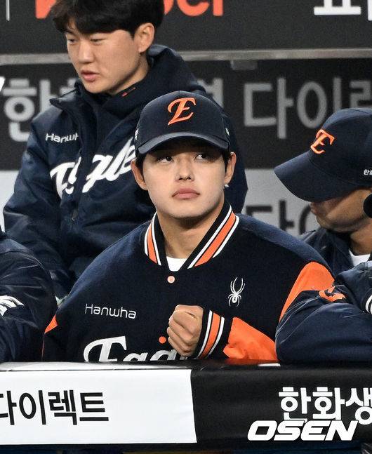 [OSEN=대전, 이대선 기자] 2일 대전 한화생명볼파크에서 2026 신한 SOL KBO리그 한화 이글스와 KT 위즈의 경기가 열렸다.이날 한화는 문동주, KT는 오원석을 선발로 내세웠다.6회말 한화 문동주가 경기를 바라보고 있다. 2026.04.02 /sunday@osen.co.kr