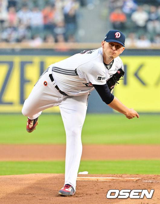 [OSEN=잠실, 박준형 기자] 3일 오후 서울 잠실구장에서 ‘2026 신한은행 SOL Bank KBO리그’ 두산 베어스와 한화 이글스의 경기가 진행됐다.이날 두산은 플렉센을, 한화는 에르난데스를 선발투수로 내세웠다.  1회초 두산 선발투수 플렉센이 역투하고 있다.     2026.04.02 / soul1014@osen.co.kr