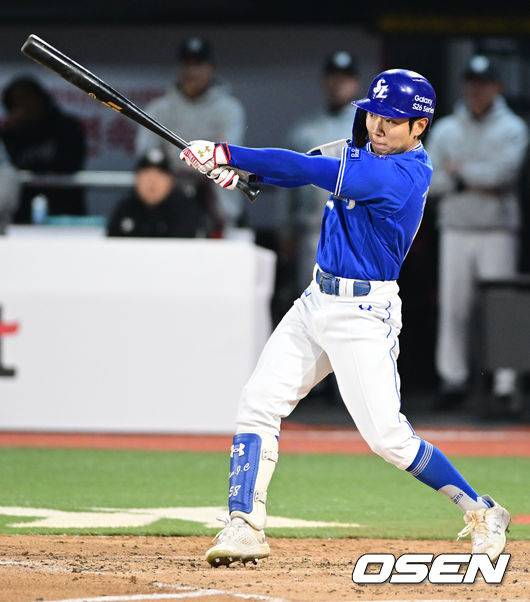 [OSEN=수원, 조은정 기자] 3일 경기도 수원 KT위즈파크에서 2026 신한 SOL KBO리그 KT 위즈와 삼성 라이온즈의 경기가 열렸다. 3회초 무사 2루에서 삼성 김지찬이 중전 안타를 날리고 있다. 2026.04.03 /cej@osen.co.kr
